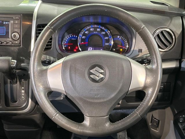 �C���e���A�ɍ��킹���f�U�C���̃X�e�A�����O�́A�^�]�������̂��Ƃ��l���A�^�]���₷���`��A�傫���ł��B�����x�A���ۂɐG���Ă��m���߂��������B