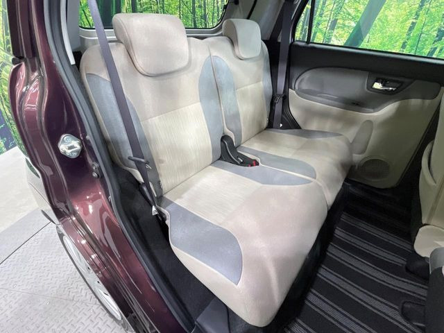 後部座席も気になるようなキズ・汚れやへたり等、大きなダメージはなく、良好な状態です。