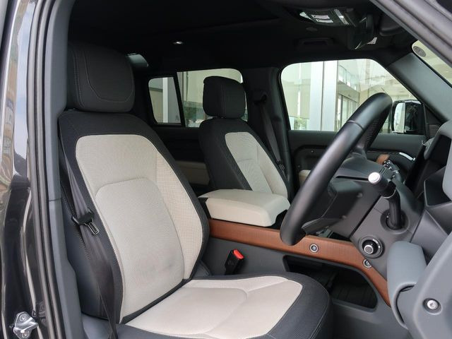 �ґ�ȑ����A�͋����V���G�b�g�A���������������A���_���ȃt�B�j�b�V���[�ȂǍו��܂ō�荞�܂ꂽ�L���r���B���������ʒu�őO���������܂Ō��n����X�|�[�c�h���C�r���O�|�W�V�������̗p�B