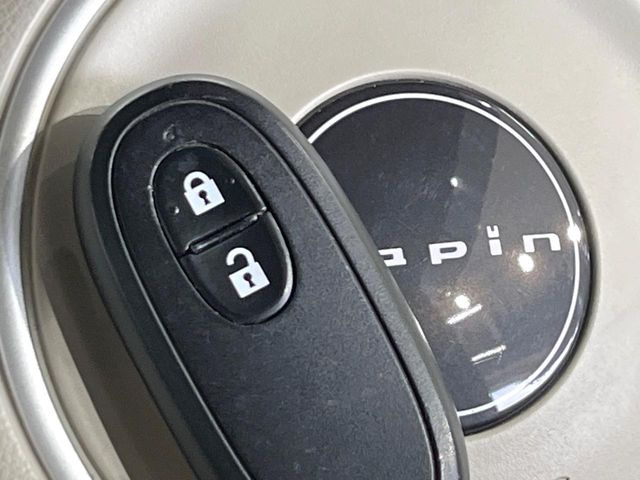 【キーレススタートシステム】カバンやポケットに入れたままでもドアの施錠・解錠が可能なスマートキーを装備。エンジンのオン・オフ時もカギを取り出す必要が無いからとっても便利です♪