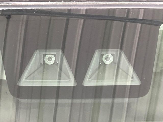 【スマートアシスト】走行中に前方の車両等を認識し、衝突しそうな時は警報とブレーキで衝突回避と被害軽減をアシスト。より安全にドライブをお楽しみいただけます。