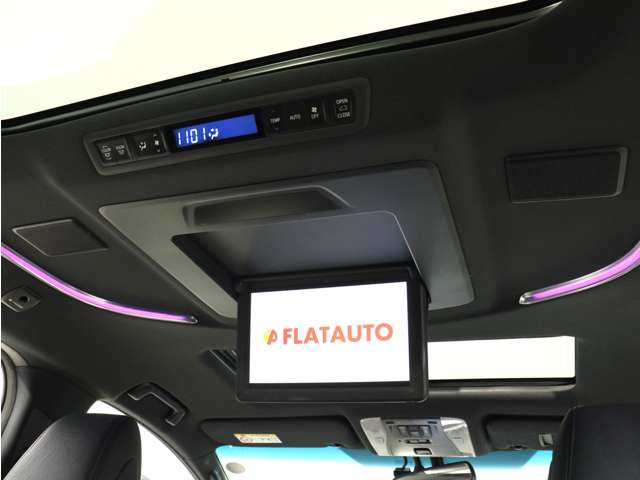 【電動後席モニター】JBLサウンド専用!電動開閉後席フリップダウンモニターです。5.1chサウンド対応、17スピーカーの専用音響システムとなり、人気の装備になります。