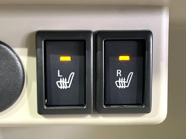 【シートヒーター】寒い日に重宝するシートヒーター!エアコンより早く温まってくれるので寒がりの人も安心ですね♪エアコンの温風は乾燥するから苦手、という方にもをおすすめです。