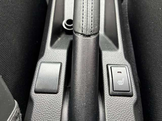 シートヒーター付です。エアコンよりも早く温まりますので、寒い冬には嬉しい装備ですね。