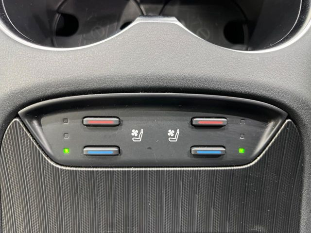 【シートベンチレーション】夏場は涼しい風でお尻や背中の熱やムレを防ぎ、冬はエアコンよりも早く温まってポカポカに!季節を問わず快適に過ごせます。