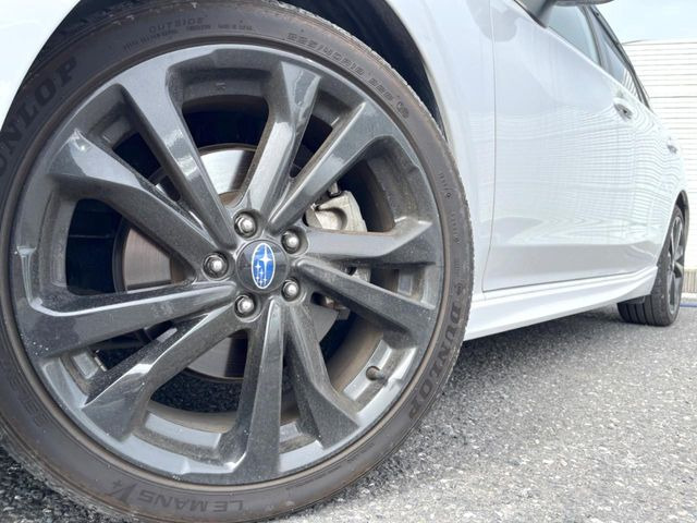 【純正18インチアルミホイール】外観にマッチした純正アルミホイールを装着しております。各種社外アルミホイールや、スタッドレスタイヤも取扱いしております。是非ご相談ください♪