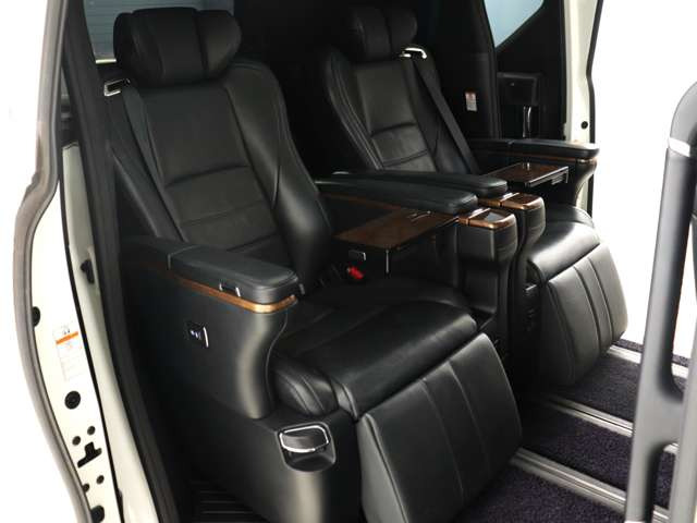 (☆プレミアム黒本革エアシート☆)ブラックレザーを使用した快適な温冷風シート機能、専用の読書灯、電動リクライニング、電動オットマン、シートメモリー機能、格納テーブル、最上級モデルが入庫しました。