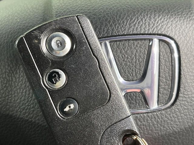 �yHonda�X�}�[�g�L�[�z�J�o����|�P�b�g�ɓ��ꂽ�܂܂ł��h�A�̎{���E�������\�ȃX�}�[�g�L�[�𑕔��B�G���W���̃I���E�I�t�����J�M�����o���K�v����������Ƃ��Ă��֗��ł���