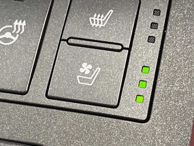 【シートベンチレーション】夏場は涼しい風でお尻や背中の熱やムレを防ぎ、冬はエアコンよりも早く温まってポカポカに!季節を問わず快適に過ごせます。