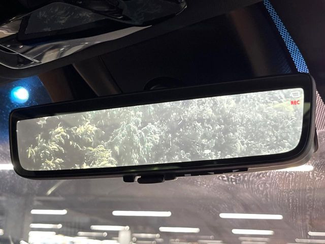 【デジタルインナーミラー】後席の大きな荷物や同乗者で後方が確認しづらい時でも安心!カメラが撮影した車両後方の映像をルームミラー内に表示。クリアな視界で状況の確認が可能です!