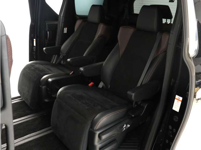 【ハーフレザー×オットマン付きセカンドシート】ロングスライドシートとオットマン機能により足を楽々伸ばす事が可能です!また、ひじ掛けもありますので、快適なドライブをお楽しみいただけます!