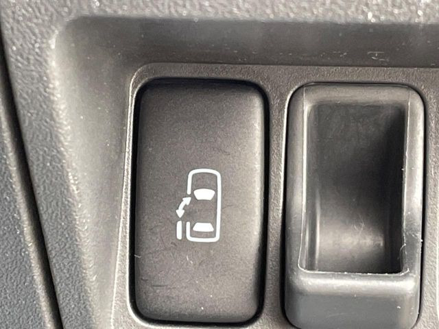 【パワースライドドア】スマートキーや運転席のスイッチでスライドドアの開閉が可能♪電動だから力を入れてドアを開ける必要が無く、小さいお子様でも、重い荷物を持っている時もラクに開け閉めできます♪