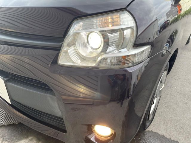 【HIDヘッドライト】非常に明るく前方を照らしてくれるので、悪天候や夜間の走行時も視界良好で安心してお乗りいただけます。