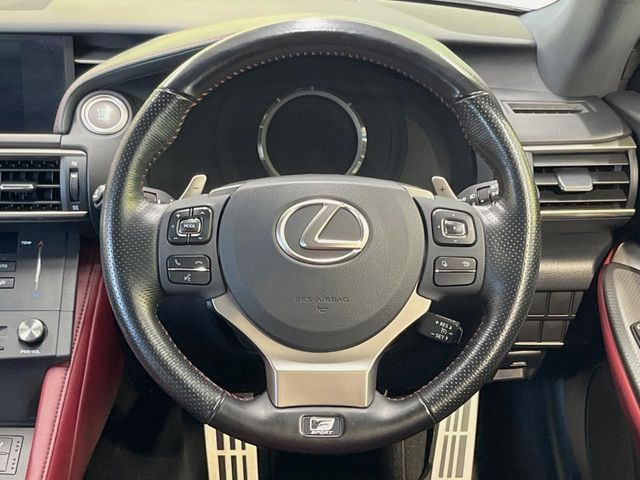 【パドルシフト】ハンドルから手を離さずに素早くシフトアップ&ダウンができるので、エンジンブレーキを使う下り坂や高速道路の合流で加速したい場面で役立ちます。