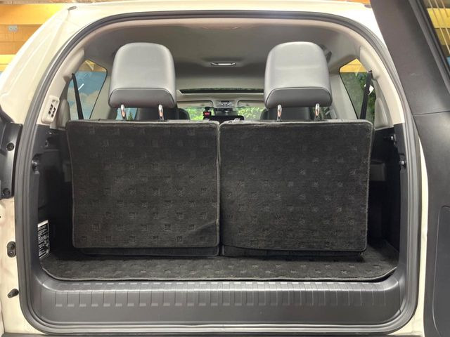 積み下ろしのしやすいデッキにはたっぷりと荷物を積み込んでいただけます。遊びから仕事まで、様々なシーンで頼れます♪