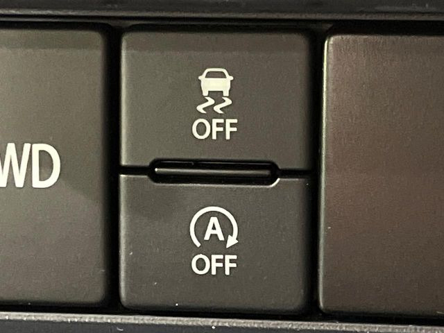 【アイドリングストップ】赤信号や渋滞で停車した際にエンジンを停止し、無駄な燃料の消費を抑えます。燃費向上や環境保護につなげる機能♪エンジンはブレーキを離せば再始動します。