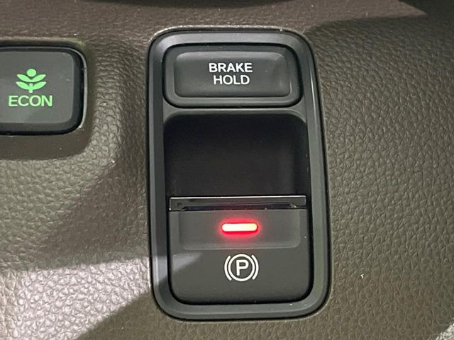 【オートブレーキホールド】信号待ちや渋滞で停車時にブレーキから足を離しても、停止状態を保持してくれます。前進するときはアクセルを踏めば自動で解除されるので安心♪街乗り運転が楽になります♪