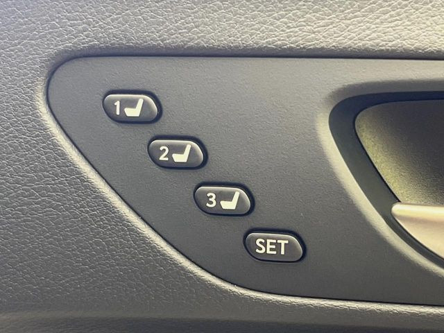 【メモリー機能付きパワーシート】ドライバーごとに設定したシート位置を記憶して、ボタン一つで切り替えできる便利な機能!運転する方が複数名いらっしゃるご家庭におすすめです♪