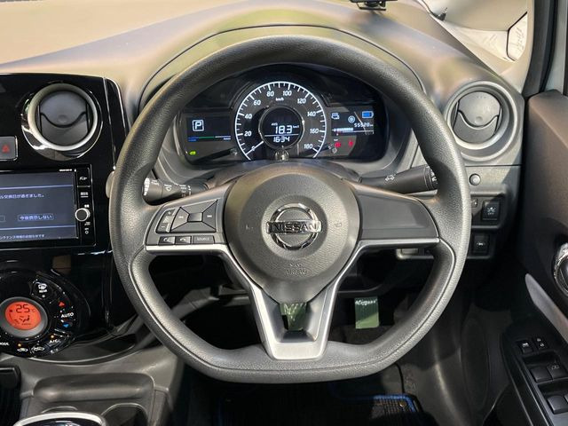 �C���e���A�ɍ��킹���f�U�C���̃X�e�A�����O�́A�^�]�������̂��Ƃ��l���A�^�]���₷���`��A�傫���ł��B�����x�A���ۂɐG���Ă��m���߂��������B