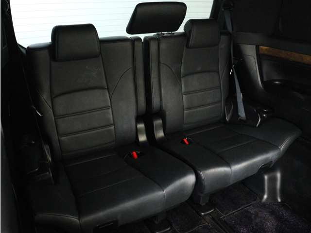 サードシートも広々とした空間をご用意しております!シートアレンジにて、快適スペースを作ることも可能となっております!アレンジパターンも豊富で、様々なシーンにご利用いただけます!