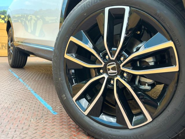 【純正オプション18インチアルミホイール】純正オプションホイールを装着。走行性能の向上に加え、外観もよりスタイリッシュになっています。