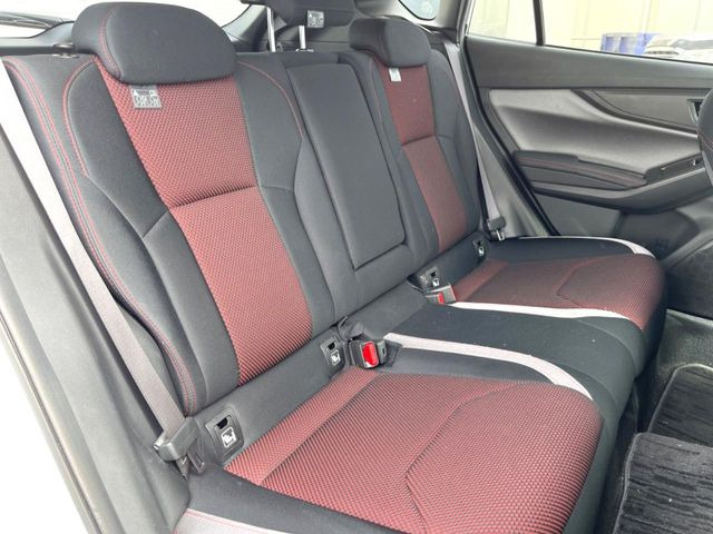 後部座席も気になるようなキズ・汚れやへたり等、大きなダメージはなく、良好な状態です。