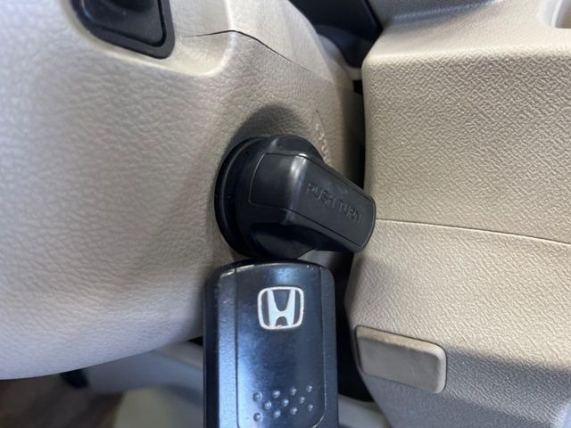 【Hondaスマートキー】カバンやポケットに入れたままでもドアの施錠・解錠が可能なスマートキーを装備。エンジンのオン・オフ時もカギを取り出す必要が無いからとっても便利です♪