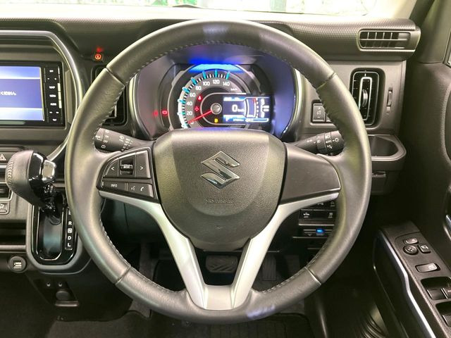 インテリアに合わせたデザインのステアリングは、運転される方のことも考え、運転しやすい形状、大きさです。是非一度、実際に触ってお確かめください。