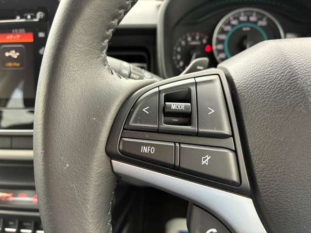 ステアリングオーディオスイッチ!オーディオのチャンネル、ボリューム調整などドライバーの視線移動や焦点の調節を減らし、安全運転に貢献します。