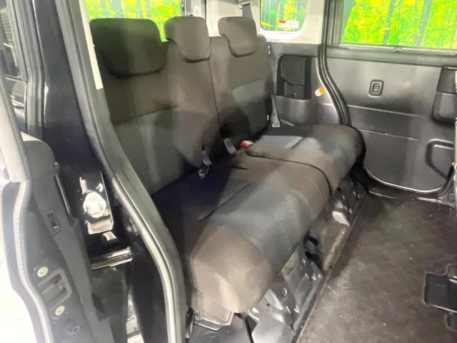 後部座席も気になるようなキズ・汚れやへたり等、大きなダメージはなく、良好な状態です。