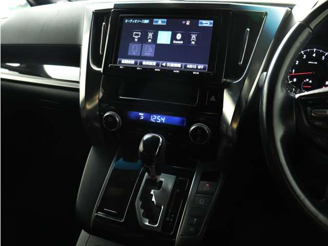 【純正9インチナビゲーションシステム装備】CDやDVD再生、Bluetooth接続など多彩な機能を取り揃えております!