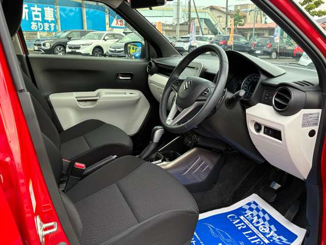 運転席は足元広々です。リラックスして運転できますね。