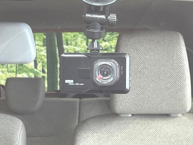 【ドライブレコーダー】安心・安全なカーライフに必須のドライブレコーダーを装備!走行中はもちろん、あおり運転や事故に遭遇した際の状況も映像で記録し、万一のリスクに備えます。