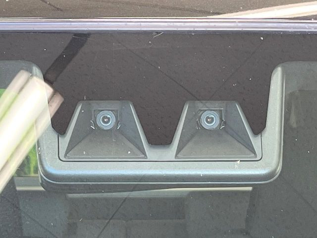 【スマートアシスト】走行中に前方の車両等を認識し、衝突しそうな時は警報とブレーキで衝突回避と被害軽減をアシスト。より安全にドライブをお楽しみいただけます。