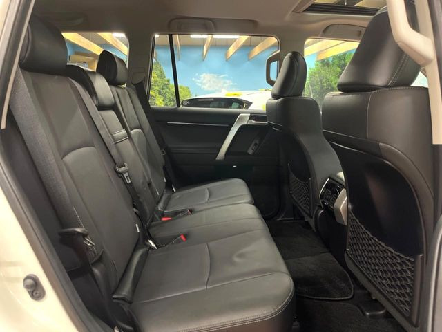 後部座席も気になるようなキズ・汚れやへたり等、大きなダメージはなく、良好な状態です。