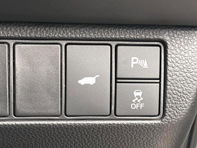 【ハンズフリーパワーバックドア】リアバンパー下部に足先を出し入れするだけでバックドアが自動で開閉♪両手が荷物でふさがっている時でもラクラク開閉操作が行えます!