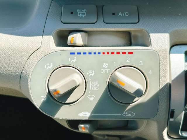 必需品のエアコン付き♪温度調節も簡単操作となっております!