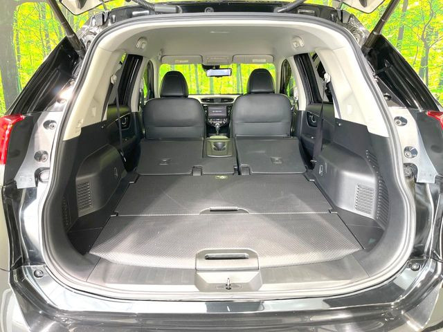 後席を格納すると、これだけの広さが!シーンに合わせたシートアレンジで、大きな荷物も積むことが出来ます♪