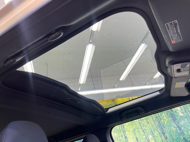 【ガラスルーフ】ガラスルーフ搭載で車内の解放感が一気にアップ!開放的なドライブをお楽しみいただけます。