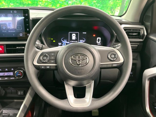 �C���e���A�ɍ��킹���f�U�C���̃X�e�A�����O�́A�^�]�������̂��Ƃ��l���A�^�]���₷���`��A�傫���ł��B�����x�A���ۂɐG���Ă��m���߂��������B