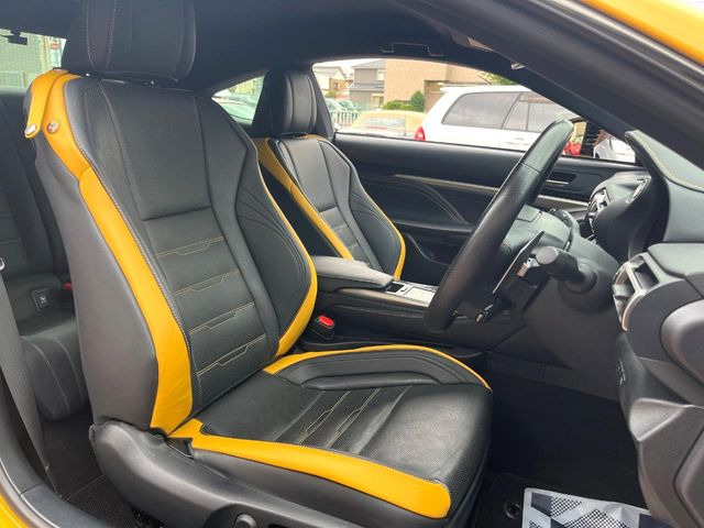 【黒革シート】上質な本革を使用し、高級感あふれる黒革シート。常に体に触れる部分だから、座り心地の良さにはこだわりたいですね♪汚れの付着や劣化を抑制する内装コーティング施工もおススメですよ♪