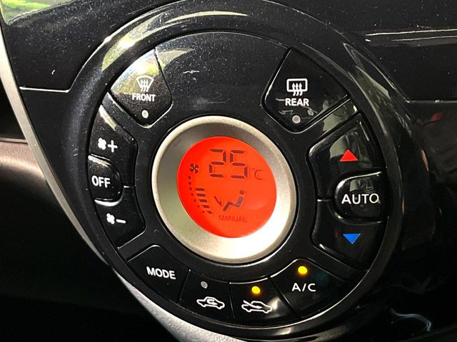 【オートエアコン】一度お好みの温度に設定すれば、車内の温度を検知し風量や温度を自動で調整。暑い…寒い…と何度もスイッチ操作をする必要はありません。快適な車内空間には必須の機能ですね♪