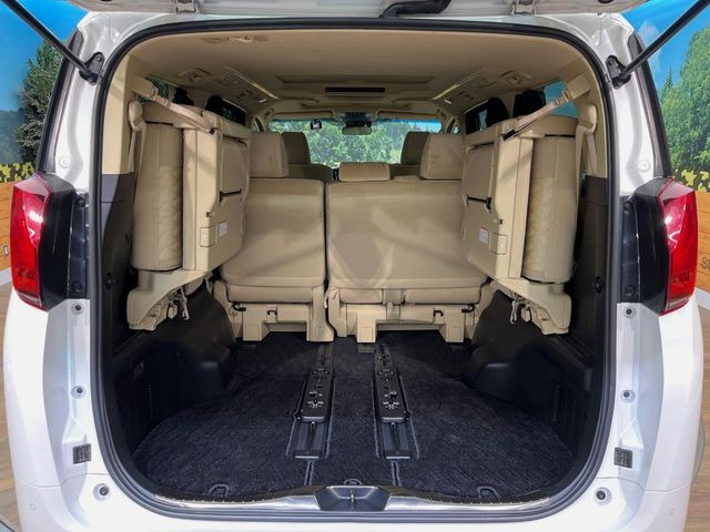 後席を格納すると、これだけの広さが!シーンに合わせたシートアレンジで、大きな荷物も積むことが出来ます♪