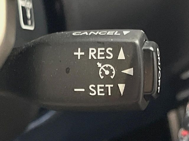 【クルーズコントロール】高速道路もラクラク走行。アクセルを離しても一定速度で走行ができ、長距離運転時の負担を軽減!加速・減速も簡単なスイッチ操作で調整できます。