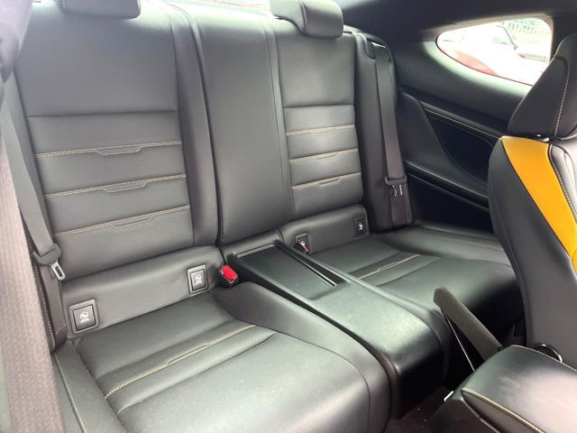 後部座席も気になるようなキズ・汚れやへたり等、大きなダメージはなく、良好な状態です。