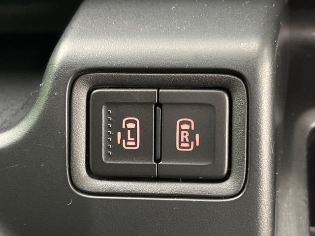 【両側パワースライドドア】スマートキーや運転席のスイッチで後席両側スライドドアの開閉が可能♪電動だから力を入れてドアを開ける必要が無く、小さなお子様でも簡単に開け閉めでき快適です♪