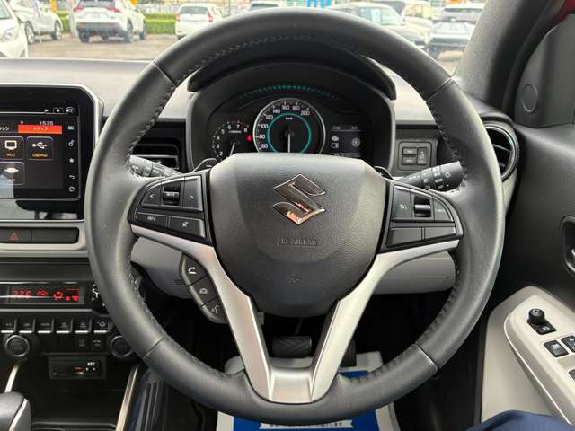 ステアリングは革巻き!しっとりと手に馴染む本革ならではの感触!確かな操作感!