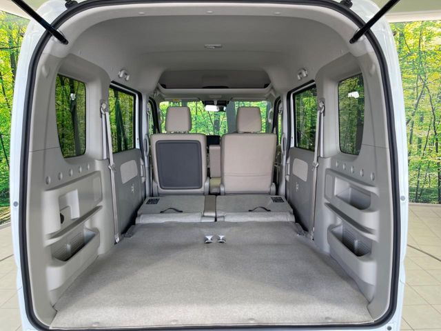 ���i�̂���������ʋ΁A���}���ɏ\���ȉ׎��X�y�[�X���m�ۂ��Ă���܂��B�Z�J���h�V�[�g��|���ƁA�傫�ȉו��̐ύڂ��\�ł���