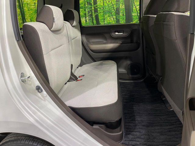 後部座席も気になるようなキズ・汚れやへたり等、大きなダメージはなく、良好な状態です。