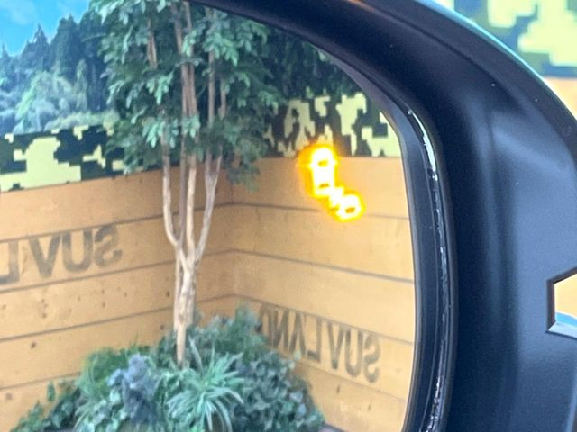 【ブラインドスポットインフォメーション】走行中、ドアミラーの死角になりやすい箇所に後続車が接近するとサイドミラー付近に警告を表示、ドライバーに注意喚起をしてくれます。